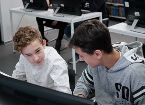 Zwei Schüler am Laptop